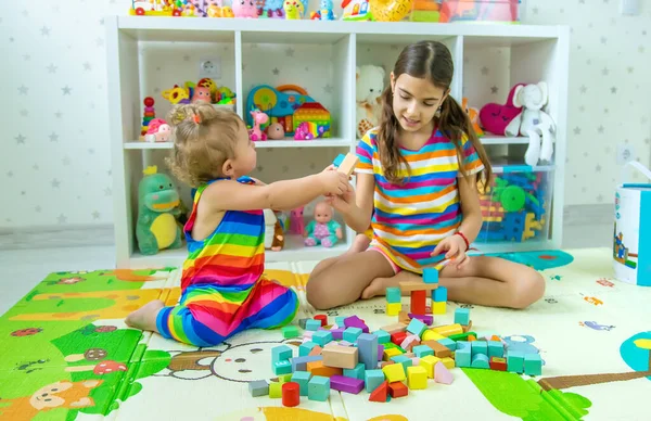 Crianças Brincam Juntas Sala Jogos Foco Seletivo Miúdo — Fotografia de Stock