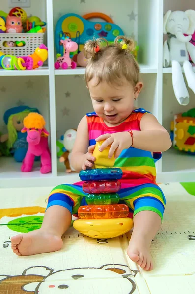 Bebé Brinca Com Brinquedos Quarto Foco Seletivo Criança — Fotografia de Stock
