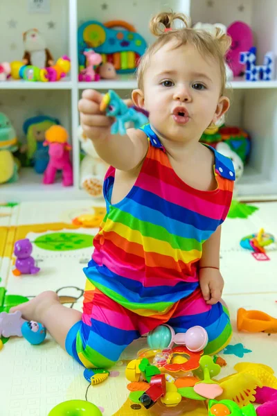 Bebé Brinca Com Brinquedos Quarto Foco Seletivo Criança — Fotografia de Stock