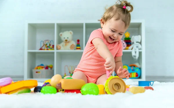 Bebê Brinca Com Brinquedos Seu Quarto Foco Seletivo Criança — Fotografia de Stock