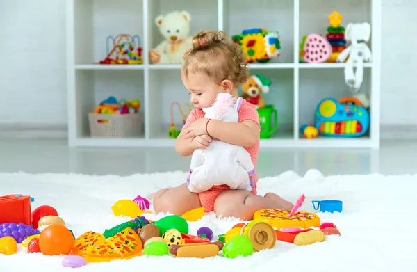 Bebé Juega Con Juguetes Habitación Enfoque Selectivo Niño —  Fotos de Stock