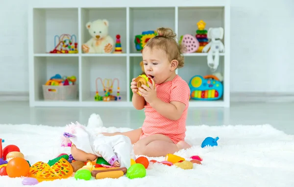 Bebê Brinca Com Brinquedos Seu Quarto Foco Seletivo Criança — Fotografia de Stock