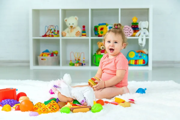Baby Spielt Mit Spielzeug Ihrem Zimmer Selektiver Fokus Kind — Stockfoto