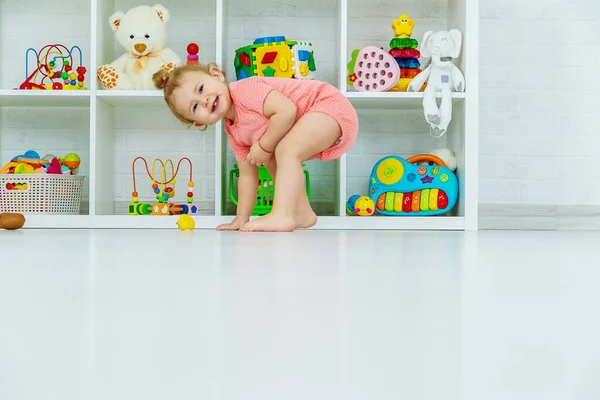 Baby Spielt Mit Spielzeug Ihrem Zimmer Selektiver Fokus Kind — Stockfoto