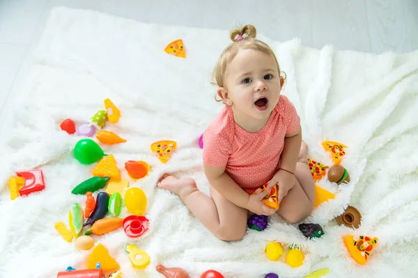Baby Spielt Mit Spielzeug Ihrem Zimmer Selektiver Fokus Kind — Stockfoto