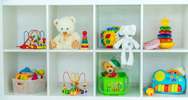 おもちゃ付きの軽い子供部屋 選択的フォーカス おもちゃ — ストック写真