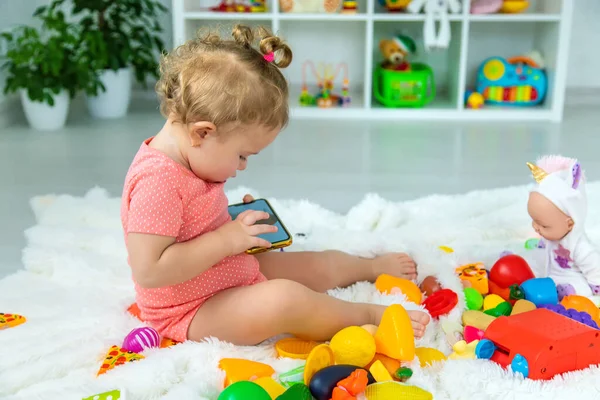 Bebé Está Jugando Por Teléfono Enfoque Selectivo Niño —  Fotos de Stock