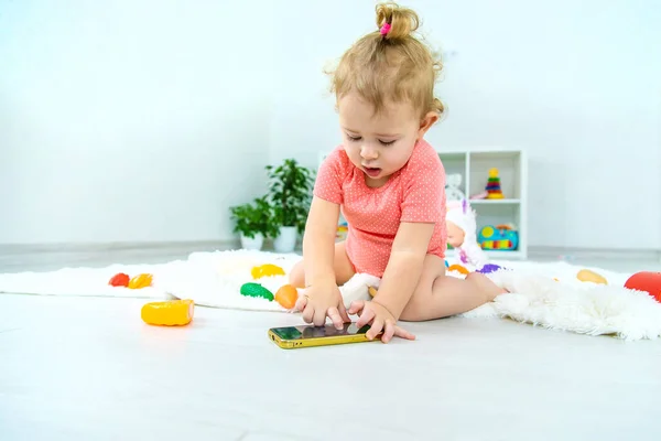 Bebé Está Brincar Telefone Foco Seletivo Miúdo — Fotografia de Stock