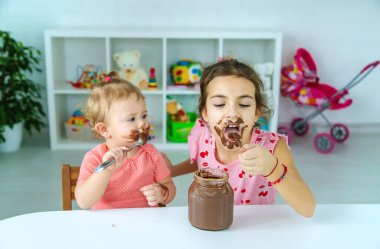 Çocuklar çikolatalı tatlıları çok yerler. Seçici odaklanma. Çocuk.