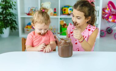 Çocuklar çikolatalı tatlıları çok yerler. Seçici odaklanma. Çocuk.