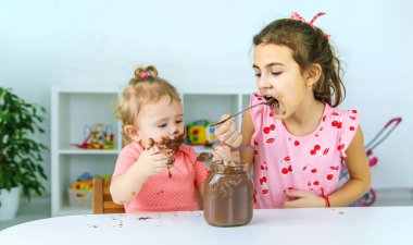Çocuklar çikolatalı tatlıları çok yerler. Seçici odaklanma. Çocuk.