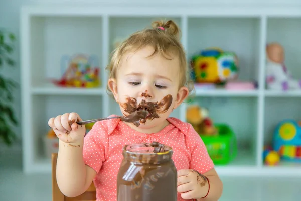 赤ん坊はチョコレートのお菓子をたくさん食べる 選択的フォーカス — ストック写真