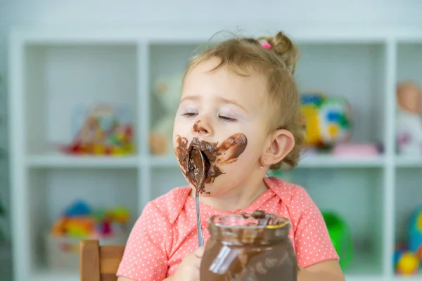 Bebé Come Dulces Chocolate Mucho Enfoque Selectivo Niño — Foto de Stock
