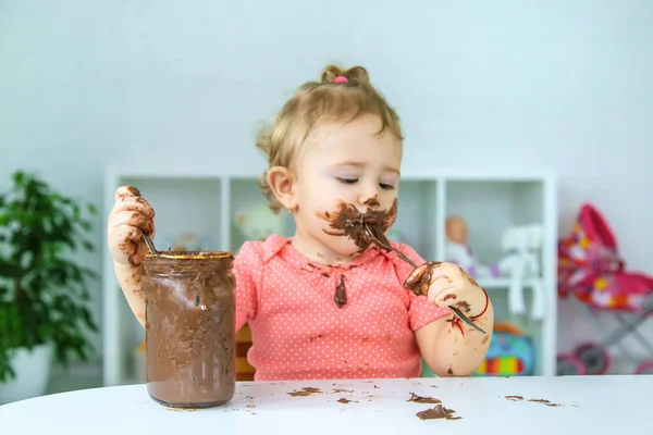 赤ん坊はチョコレートのお菓子をたくさん食べる 選択的フォーカス — ストック写真