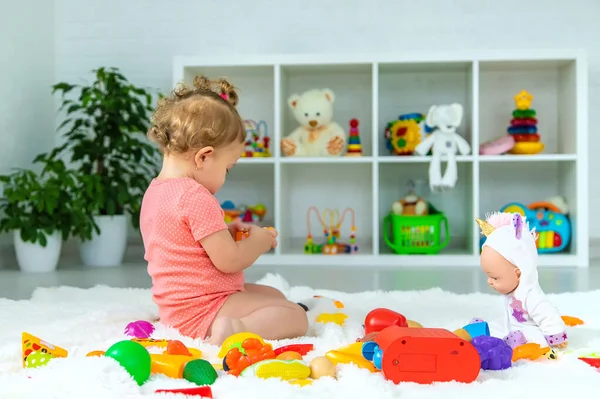 Ребёнок Играет Игрушками Своей Комнате Выборочный Фокус Ребёнок — стоковое фото