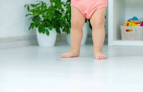 Baby Voeten Leren Lopen Selectieve Focus Jongen — Stockfoto