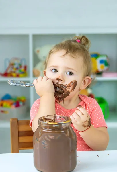 赤ん坊はチョコレートのお菓子をたくさん食べる 選択的フォーカス — ストック写真