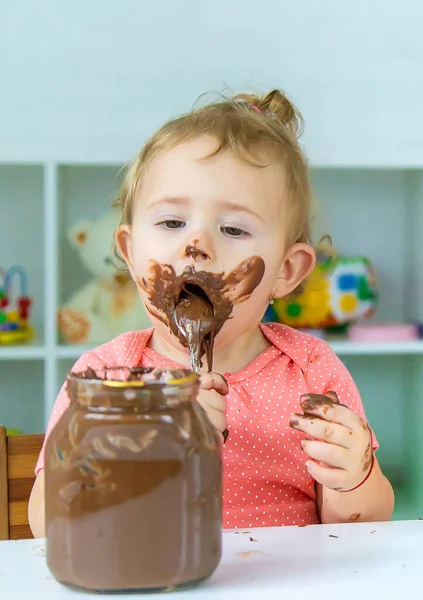 赤ん坊はチョコレートのお菓子をたくさん食べる 選択的フォーカス — ストック写真