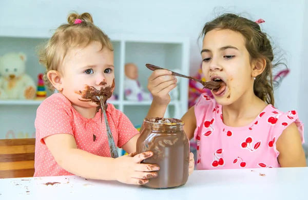 Çocuklar çikolatalı tatlıları çok yerler. Seçici odaklanma. Çocuk.