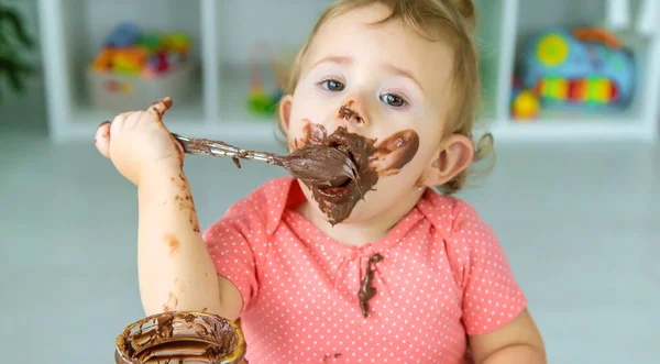 Baby Eet Veel Chocolade Snoepjes Selectieve Focus Kind — Stockfoto