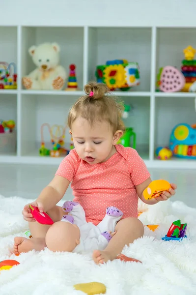 Baby Speelt Met Speelgoed Haar Kamer Selectieve Focus Kind — Stockfoto