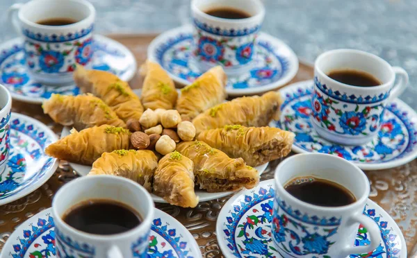 Turkiska Baklava Och Kaffe Bordet Selektivt Fokus Natur — Stockfoto