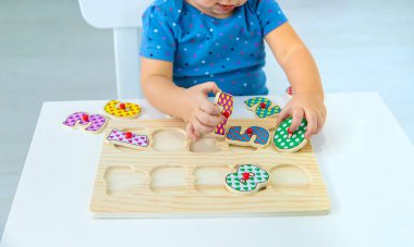 Çocuk masada numaraları öğreniyor. Seçici odaklanma. Çocuk.