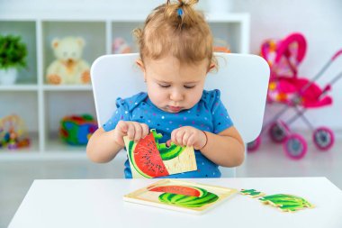Çocuk masada numaraları öğreniyor. Seçici odaklanma. Çocuk.