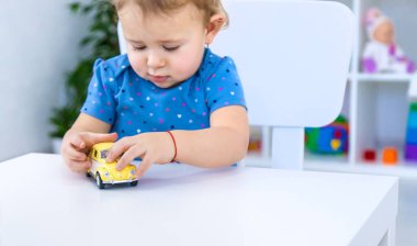 Çocuk oyuncak bir arabayla oynuyor. Seçici odaklanma. Çocuk.