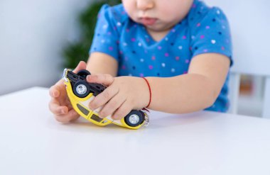 Çocuk oyuncak bir arabayla oynuyor. Seçici odaklanma. Çocuk.