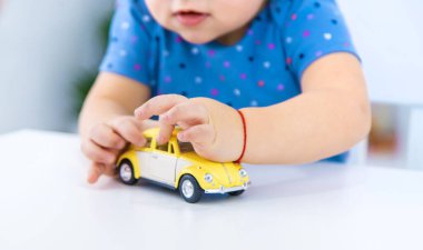 Çocuk oyuncak bir arabayla oynuyor. Seçici odaklanma. Çocuk.