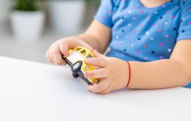 Çocuk oyuncak bir arabayla oynuyor. Seçici odaklanma. Çocuk.