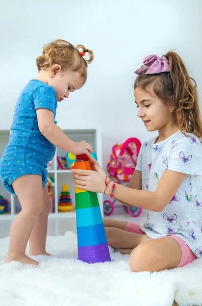 Uma Criança Brinca Com Brinquedos Sala Jogos Foco Seletivo Miúdo — Fotografia de Stock