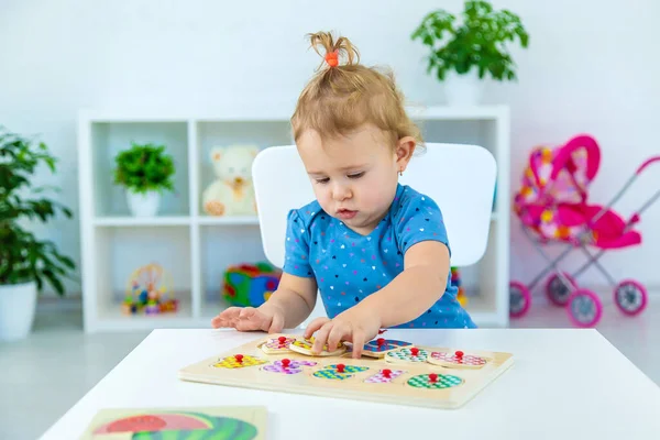 Barnet Lär Sig Siffror Vid Bordet Selektivt Fokus Grabben — Stockfoto