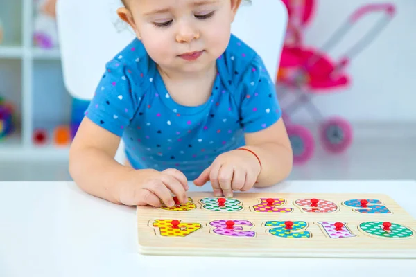 Barnet Lär Sig Siffror Vid Bordet Selektivt Fokus Grabben — Stockfoto