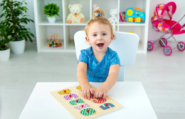 Barnet Lär Sig Siffror Vid Bordet Selektivt Fokus Grabben — Stockfoto