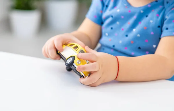 Barnet Leker Med Leksaksbil Selektivt Fokus Grabben — Stockfoto