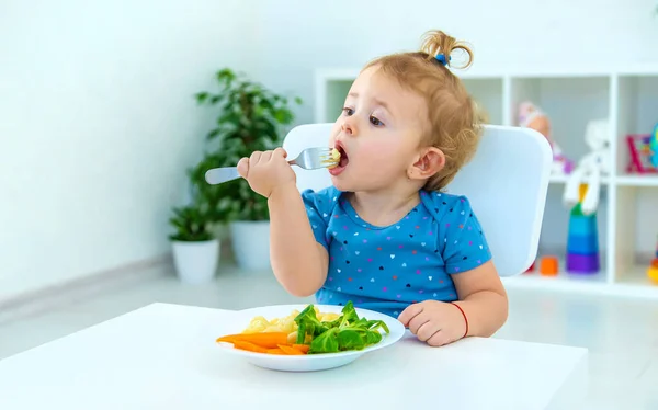 子供の赤ん坊は野菜とパスタを食べる 選択的フォーカス 食べ物 — ストック写真