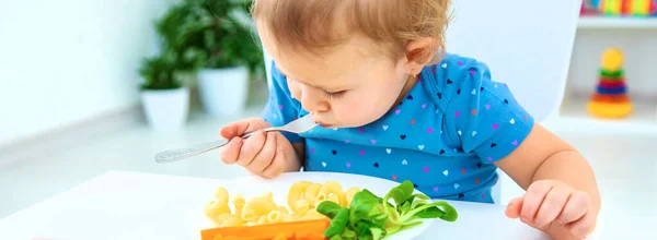 Criança Come Macarrão Com Legumes Foco Seletivo Alimentos — Fotografia de Stock