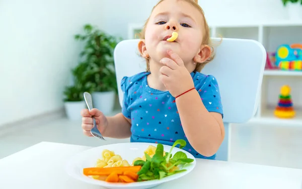 Bebé Come Pasta Con Verduras Enfoque Selectivo Comida — Foto de Stock