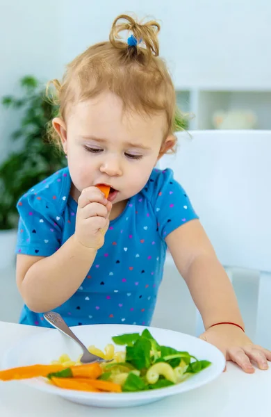 Bebé Come Pasta Con Verduras Enfoque Selectivo Comida — Foto de Stock