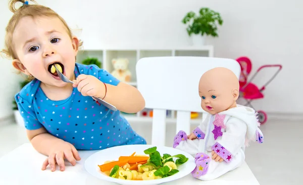 Criança Come Macarrão Com Legumes Foco Seletivo Alimentos — Fotografia de Stock