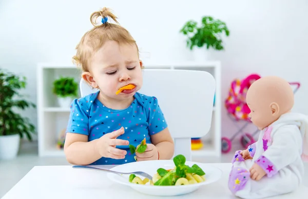 Child Baby Eats Pasta Vegetables Selective Focus Food — Stock Photo, Image