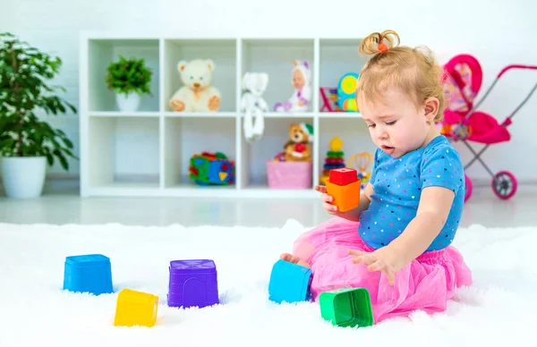 Ein Baby Spielt Spielzimmer Mit Spielzeug Selektiver Fokus Kind — Stockfoto