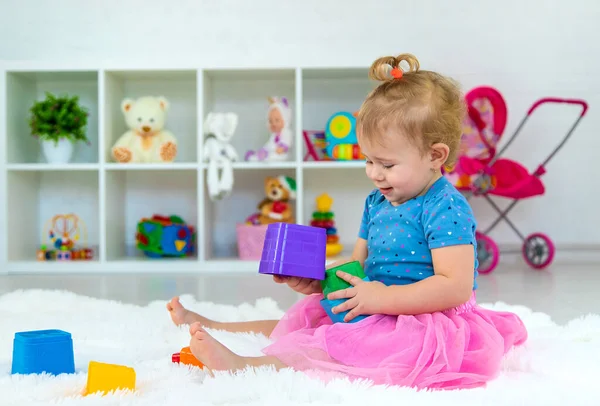 Uma Criança Brinca Com Brinquedos Sala Jogos Foco Seletivo Miúdo — Fotografia de Stock
