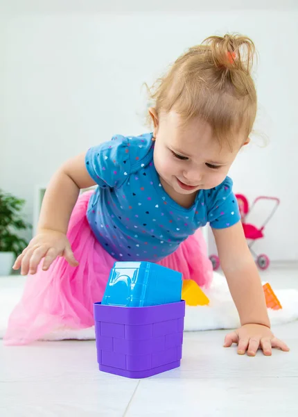 Ein Baby Spielt Spielzimmer Mit Spielzeug Selektiver Fokus Kind — Stockfoto