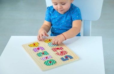 Çocuk masada numaraları öğreniyor. Seçici odaklanma. Çocuk.