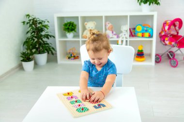 Çocuk masada numaraları öğreniyor. Seçici odaklanma. Çocuk.