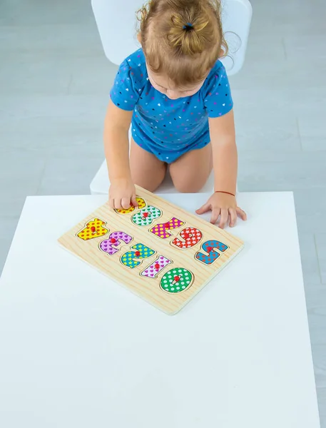 Barnet Lär Sig Siffror Vid Bordet Selektivt Fokus Grabben — Stockfoto