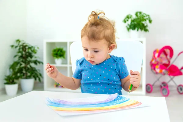 Barnet Ritar Regnbåge Selektivt Fokus Älskling — Stockfoto